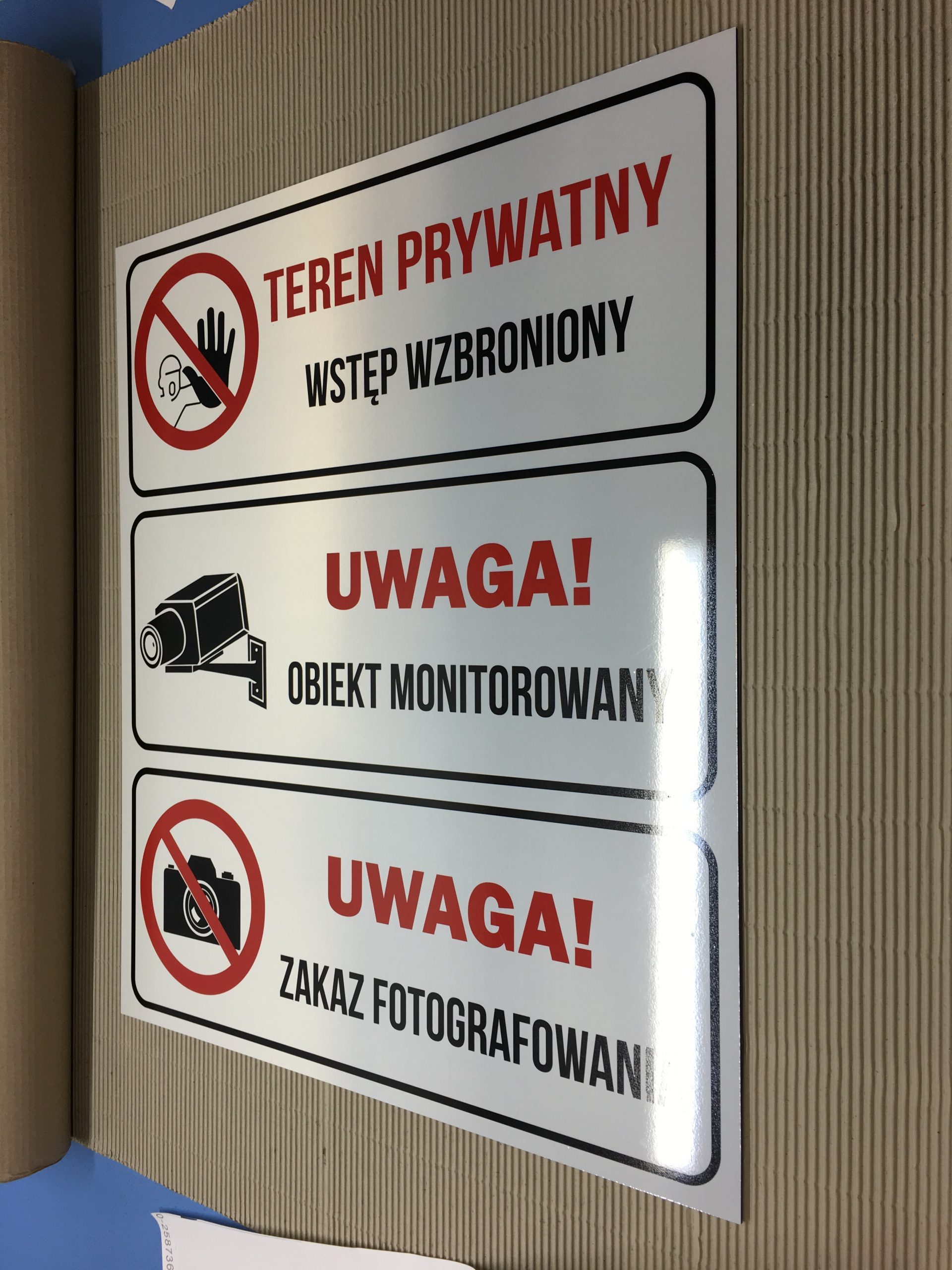 Tablica ostrzegawcza - oznakuj swój teren prywatny - wstęp wzbroniony, zakaz fotografowania, obiekt monitorowany 