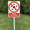 Zakaz gry w piłkę tabliczka na trawnik na słupku trzonku