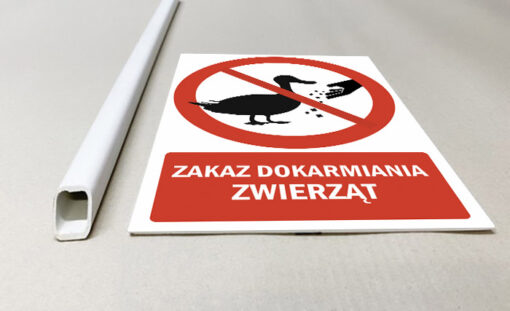 Zakaz dokarmiania zwierząt tabliczka na trawnik na słupku trzonku