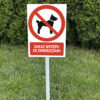 Zakaz wstępu ze zwierzętami tabliczka na trawnik na słupku trzonku