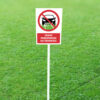 Tabliczka na słupku zakaz parkowania na trawniku