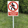 Nieupoważnionym wstęp i przejście wzbronione tabliczka na trawnik na słupku trzonku