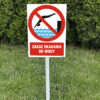 Zakaz skakania do wody tabliczka na słupku