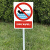 Zakaz kąpieli tabliczka na słupku